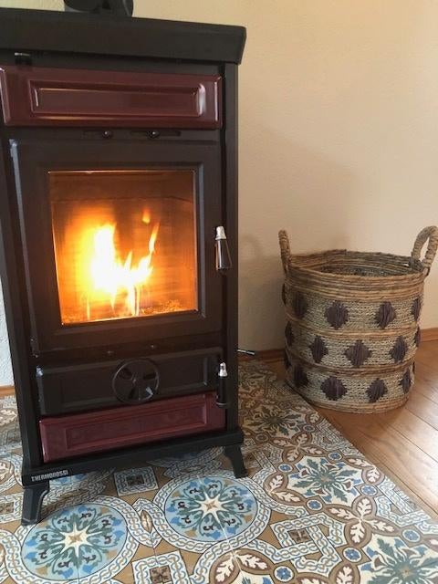 Gietijzeren Houtkachel Ilaria Bordeaux Keramiek AANBIEDING!, Ophalen of Verzenden, Nieuw, Vrijstaande haard, Houthaard