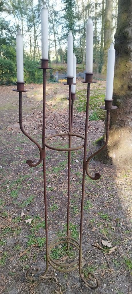 Smeedijzeren kandelaar., Enlèvement