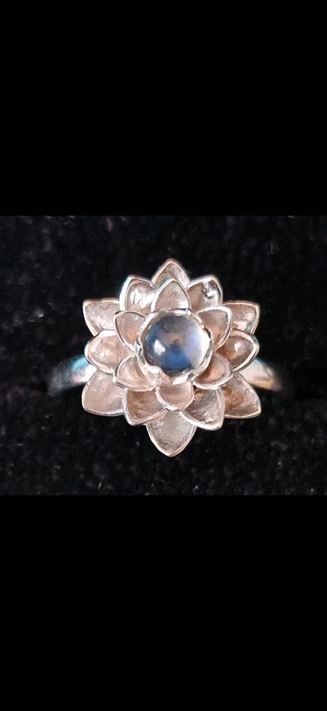 Prachtige witgouden ring lotusbloem in 18 karaat witgoud, Handtassen en Accessoires, Broches, Goud, Wit, Ophalen
