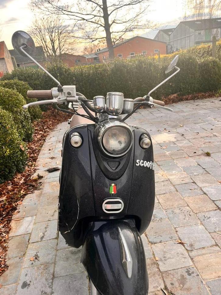 Trottinette/cyclomoteur Scooth di Lucio, Vélos & Vélomoteurs, Scooters | Piaggio, Utilisé, Classe A (25 km/h), Essence, Enlèvement