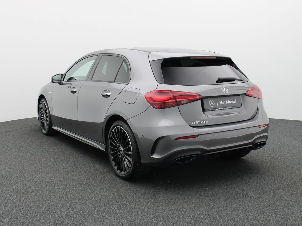 Mercedes-Benz A 250 e AMG Line + PREMIUM PLUS + PANO DAK + M, Auto's, Gebruikt, Zwart, 16 kWh, Bedrijf