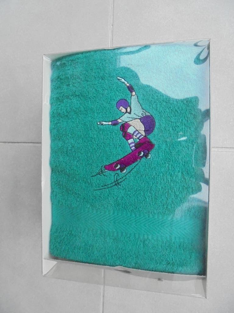 handdoek in cadeaudoosje skater, voetballer enz..., Huis en Inrichting, Badkamer | Badtextiel en Accessoires, Nieuw, Handdoek