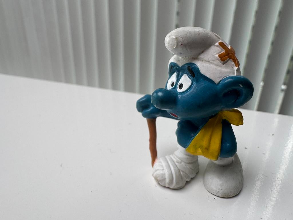 Miniatuur smurf: gewonde smurf gebroken been, Ophalen of Verzenden, Gebruikt, Overige Smurfen, Poppetje, Figuurtje of Knuffel