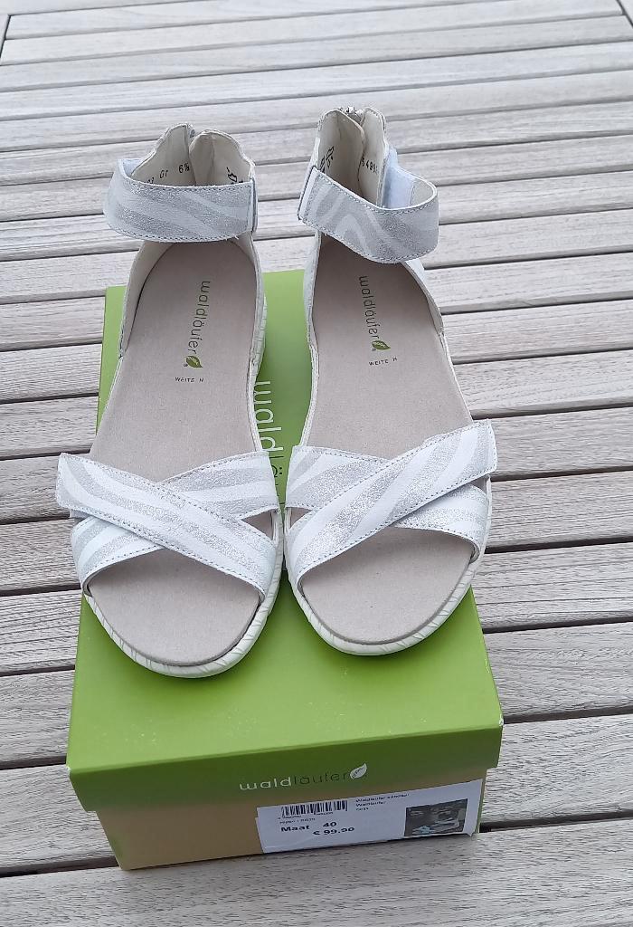 Waldlaufer sandaal wit/zilvergrijs maat 40, Kleding | Dames, Schoenen, Zo goed als nieuw, Sandalen of Muiltjes, Wit, Ophalen of Verzenden