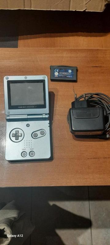 Gameboy Advance SP Arctic Blue + Oplader + NFS Underground