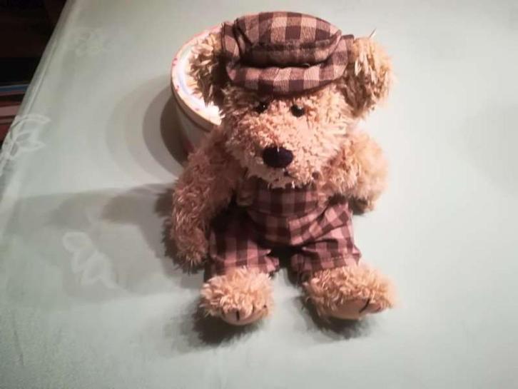 Bruine beer met hoed, Verzamelen, Beren en Cherished Teddies, Nieuw, Stoffen beer, Overige merken, Ophalen of Verzenden