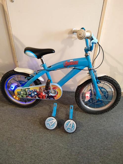 Marvel Avengers kinderfiets 16 inch blauw incl. zijwieltjes, Fietsen en Brommers, Fietsen | Kinderfietsjes, Gebruikt, 16 tot 20 inch
