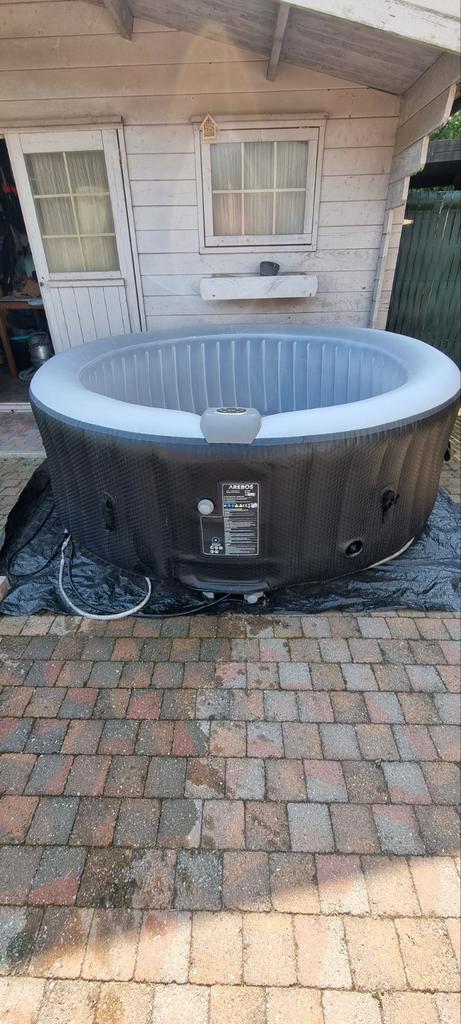 Jacuzzi avec éclairage Led & réglage t° jusqu'à 40°, Jardin & Terrasse, Jacuzzis, Comme neuf, Gonflable, Couverture, Filtre, Pompe