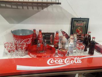 XL verzameling Coca Cola met uithangbord Gaultier spiegel en beschikbaar voor biedingen