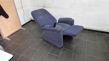 relaxfauteuil van elektrische stof met massagesysteem beschikbaar voor biedingen