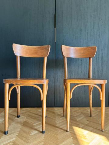 Twee houten stoelen beschikbaar voor biedingen