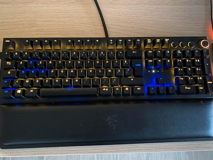 Clavier, souris et tapis de souris RGB, Informatique & Logiciels, Claviers, Comme neuf, Filaire, Ensemble clavier et souris, Enlèvement