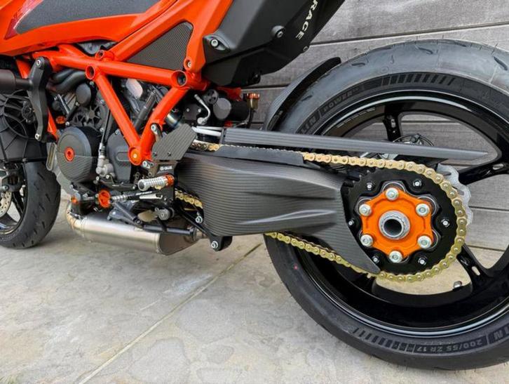 Protecteur de bras oscillant carbone KTM Superduke 1290/1390, Motos, Accessoires | Autre, Comme neuf, Enlèvement ou Envoi