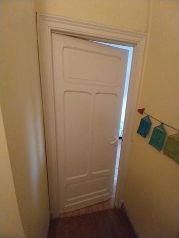 Porte intérieure en bois avec chambranles, serrure, sans clé
