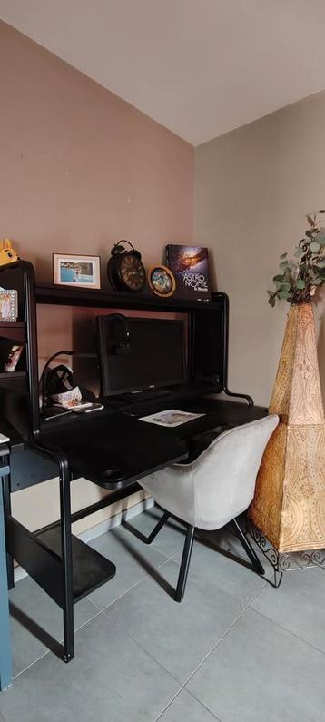 Fredde bureau, zo goed als nieuw. Met eventueel scherm beschikbaar voor biedingen