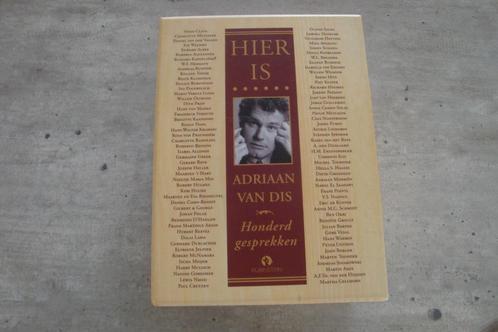 HIER IS ADRIAAN VAN DIS-HONDERD GESPREKKEN, Boeken, Literatuur, Gelezen, Ophalen of Verzenden