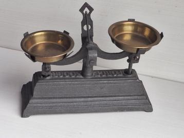 Belle ancienne mini balance (jouet ?) en fonte beschikbaar voor biedingen