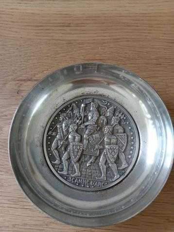 Petite coupelle  Pucelle Jeanne d'arc métal argenté beschikbaar voor biedingen