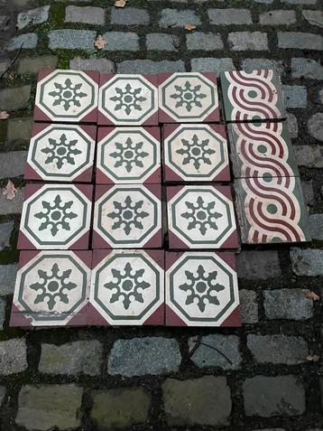 Oude cement tegels met boordsteen 12,5m2 (20x20cm) beschikbaar voor biedingen