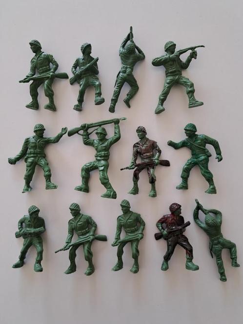 Lot vintage de 13 soldats en plastique - Fabriqué à Hong Kon, Collections, Jouets miniatures, Utilisé, Enlèvement ou Envoi