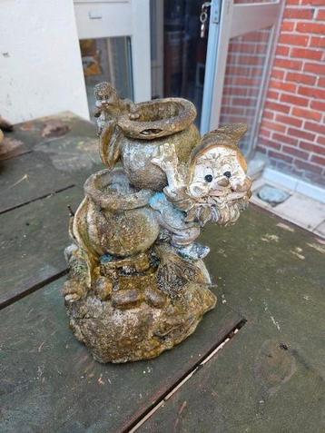 Oud waterornament kabouter met aapje. beschikbaar voor biedingen