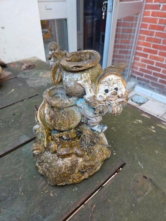 Oud waterornament kabouter met aapje., Tuin en Terras, Tuinbeelden, Gebruikt, Tuinkabouter, Ophalen of Verzenden
