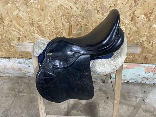 Zwart springzadel 17,5inch, Dieren en Toebehoren, Paarden en Pony's | Zadels, Ophalen