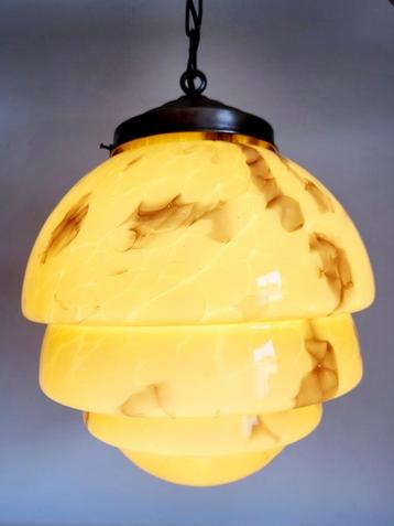 Art deco opaline glazen hanglamp beschikbaar voor biedingen