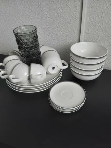 Servies 4 persoons Salt & Pepper   ! PRACHTSTAAT KOOPJE beschikbaar voor biedingen