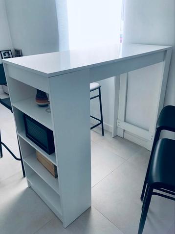 Trendy bartafel en barstoelen beschikbaar voor biedingen