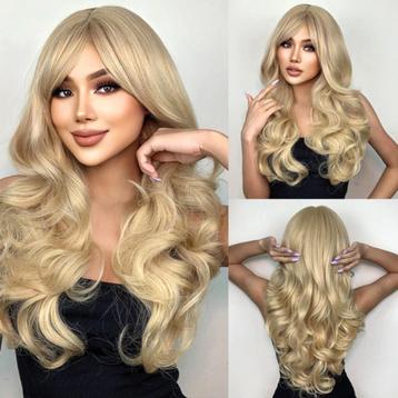 Pruik met goudblond lang krullend haar en pony model 047 beschikbaar voor biedingen