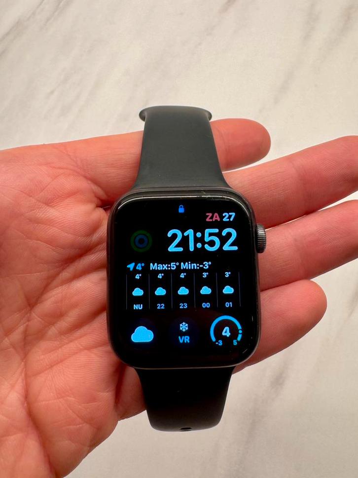 Apple Watch Series 6 - Space Gray - 44mm (Black Sport Band), Handtassen en Accessoires, Smartwatches, Gebruikt, Ophalen