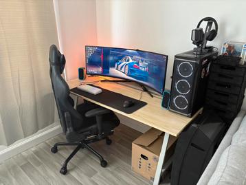 Bureau IKEA beschikbaar voor biedingen