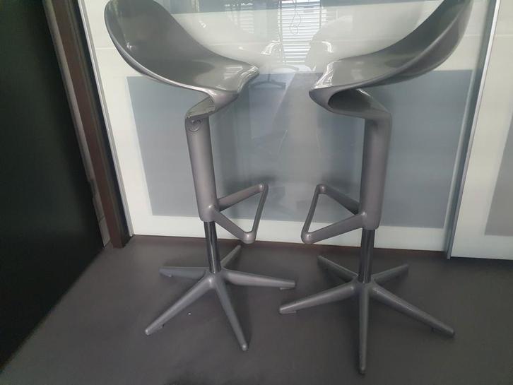 ***4x Kartell SPOON design barkrukken (grijs metallic)***, Huis en Inrichting, Barkrukken, Zo goed als nieuw, 60 tot 90 cm, Kunststof