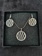 Nieuwe zilveren halsketting met bijpassende oorbellen, Handtassen en Accessoires, Kettingen, Met hanger, Nieuw, Ophalen of Verzenden