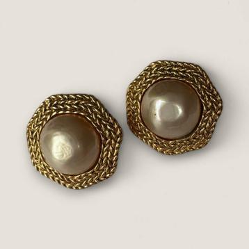 Vintage Chanel heptagoon oorbellen authentiek  beschikbaar voor biedingen