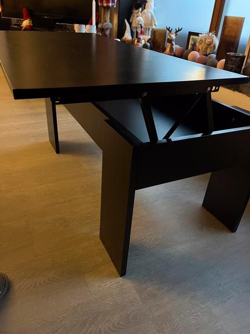 Zwarte salontafel met een blad dat verhoogd kan worden, Huis en Inrichting, Tafels | Salontafels, Zo goed als nieuw, 50 tot 75 cm
