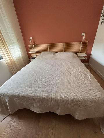Bed + hoofdeinde + matras beschikbaar voor biedingen