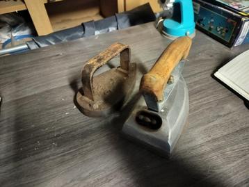 Strijkijzers antiek 2 stuks beschikbaar voor biedingen