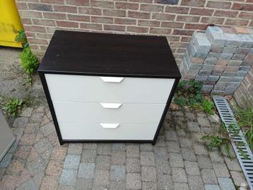 Klein dressoir met 3 laden  beschikbaar voor biedingen