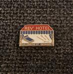PIN - REV' HOTEL - VILLENEUVE ST. GEORGES, Verzamelen, Gebruikt, Speldje of Pin, Verzenden, Overige onderwerpen