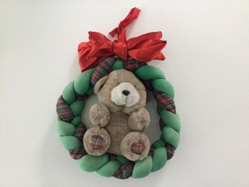 Kerstkrans beertje en rode strik beschikbaar voor biedingen