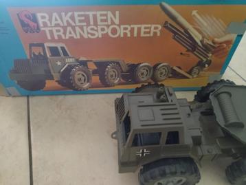 Vintage speelgoed leger camion beschikbaar voor biedingen