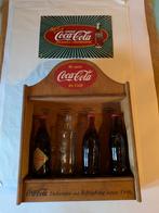 Plaatstalen bord Coca-Cola + houten etalage met oudere flesj, Verzamelen, Merken en Reclamevoorwerpen, Ophalen of Verzenden, Zo goed als nieuw