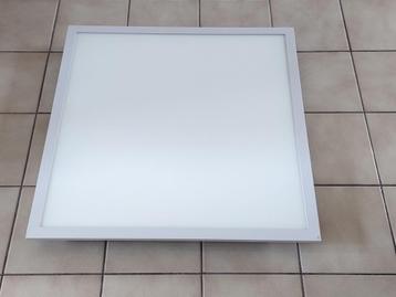 Plafonnier LED 60x60cm - Dimmable - Remote - 36W  disponible aux enchères