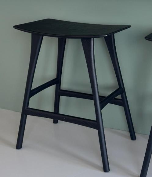 Set van 2 Ethnicraft Osso barstool barkruk zwart eikenhout, Huis en Inrichting, Barkrukken, Zo goed als nieuw, 60 tot 90 cm, Hout