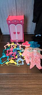 Poppenkledingkast met kledinghangers en kleertjes., Ophalen