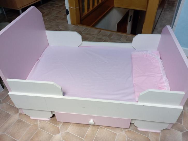 NIEUW : Een mooi zelfgemaakt stevig poppenbedje !, Kinderen en Baby's, Speelgoed | Poppen, Nieuw, Ophalen