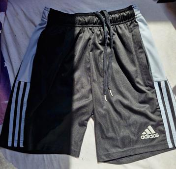 Adidas short maat S kinderen beschikbaar voor biedingen