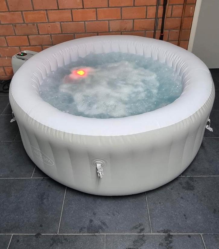 Opblaasbare jacuzzi 4-persoons – met pomp,verwarming en hoes, Tuin en Terras, Bubbelbaden en Hottubs, Zo goed als nieuw, Pomp